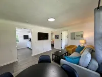 KING bed, Pet Friendly, Modern Retreat, CLE-BW