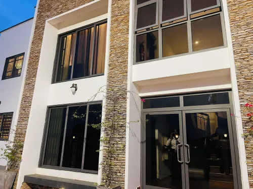 Spacious 3-bedroom apartment with WiFi, AC in peaceful Sakumono Hotels in Sakumono