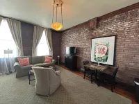 Southern Charm at Trail Suites Inn- Suite A in Lawrenceburg, KY 로렌스버그 호텔