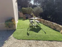Rez de Villa au Calme T2 + Terrasse Privative sur la Colline Hôtels à : Vidauban