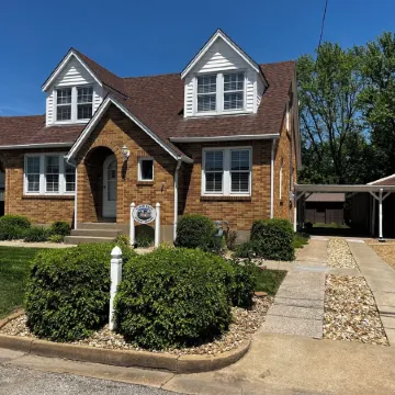 Charming 4-bedroom house in Hermann, MO.  Walking distance to downtown venues.