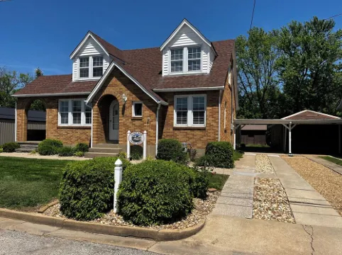 Charming 4-bedroom house in Hermann, MO.  Walking distance to downtown venues.