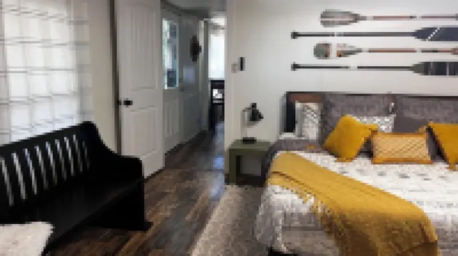 NEW LIST - Canoe 22 is a Cozy 3-bedroom cabin w/Hot Tub with Lake views.