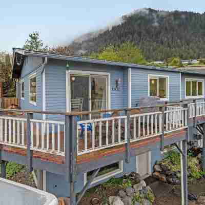 Big beautiful house with lots of room and amazing mountain and ocean views!!! Hotel Exterior