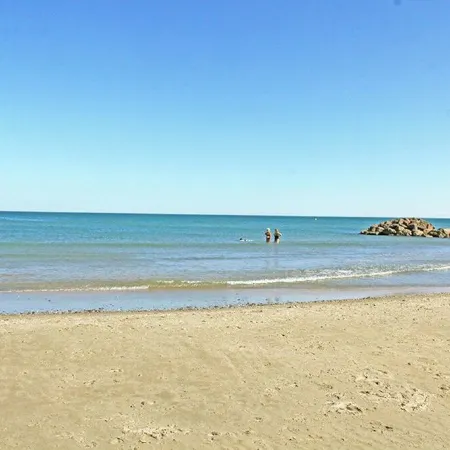 Nice Villa F3 at 25 meters from the sea in Frontignan Plage Отели в г. Фронтиньян