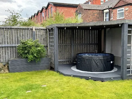 Luxury Retreat for 10 with Hot Tub and Spacious Garden Отели в г. Фэйлзуорт