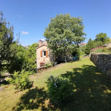 Coquette Tiny-House 5 minutes' walk from all amenities, close to must-sees Отели в г. Жуайёз