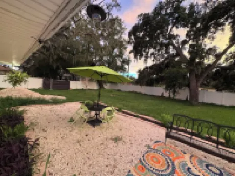 Beautiful oversized 2-bedroom house in Riverview near many points of interest. Hotels in Riverview