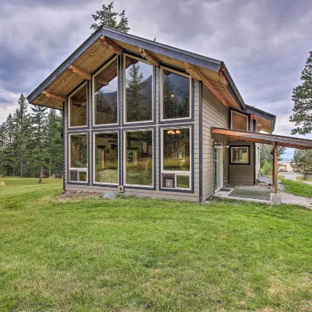 Private Deck & Mtn Views: Family Getaway in Eureka