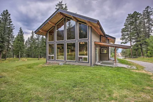 Private Deck & Mtn Views: Family Getaway in Eureka - parking
