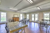 Private Pool & Deck: Quiet Countryside Escape - parking