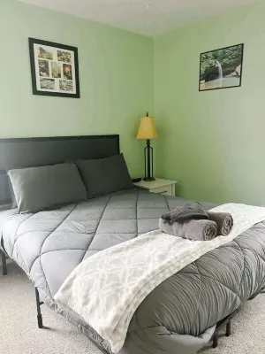 Blue Heron Cottage with Game Room, Deck and Hot Tub! 로건 호텔