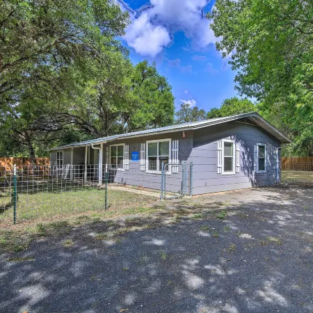 Utopia Family Home, 2 Blocks to Utopia Park!