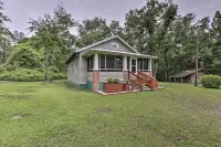 Renovated Home w/ Screened-in Patio on Hwy 90! - WiFi