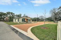 Upscale Home with Pool and FirePit - Close to Mercer St!