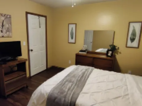 Button's Apartment-Cozy vintage-style 2-bedroom place in historic Batesville Hotels in Batesville