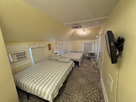 Cozy 1-bedroom condo in wonderful Lakeside Marblehead with WiFi, AC