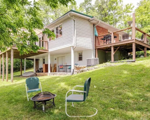 Peaceful Lakeside Retreat, Great for Groups, Dock, Parking, Blackstone, 8 Beds Hotels in Mercer County