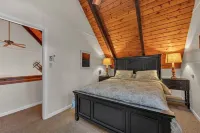 Ski Chalet at Beech Mountain with Hot Tub