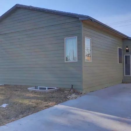 Cozy King Suite + Near Hospital & Downtown + Fireplace