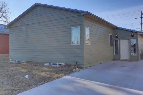 5th St Hospitality  King bd, close to hospital, downtown and driveway parking.