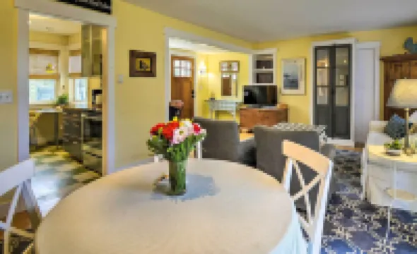 距離溫斯洛不到一英里的班布里奇島住所！