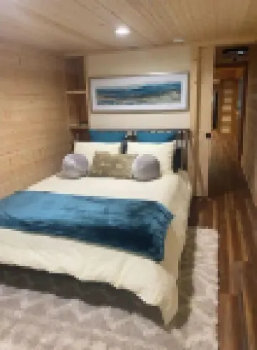 2Br/2BA, Clean, Comfy & Steps from Dining & Sound w/ Tesla Charging Station