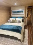 2Br/2BA, Clean, Comfy & Steps from Dining & Sound w/ Tesla Charging Station