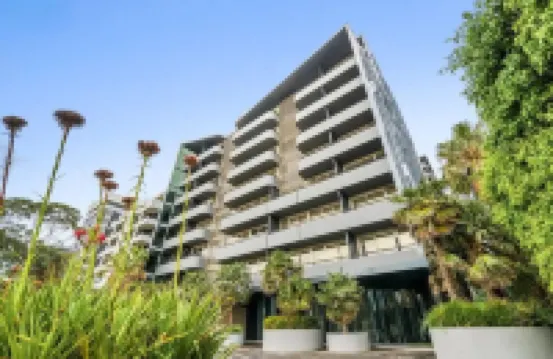 A Chic Apt with a Large Balcony Next to Grand Prix Hotels near Royal Melbourne Yacht Squadron Marina