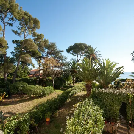 Villa on Côte d'Azur with Beachfront Views