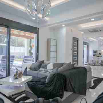 Villa in Messonghi with Pool and Sea Nearby Rooms