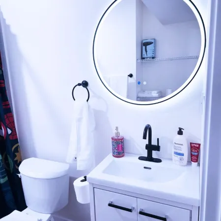 Elegant Modern Suite with Free Parking near Parks, Malls & Transit