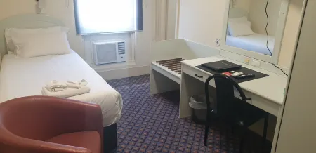 Grand Tasman Hotel Отели в г. Порт-Линкольн