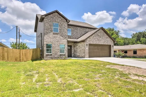 Family-Friendly Texas City Home ~ 15 Min to Kemah Boardwalk!