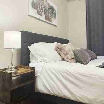 The Harrison F / Steps from Riverfront EVV 1BR/1BA Downtown Apartment Rooms