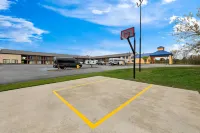 Super 8 by Wyndham Mason - parking