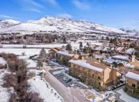 Our Happy Place - A Cozy Mountain Getaway That’s Minutes To World Class Skiing