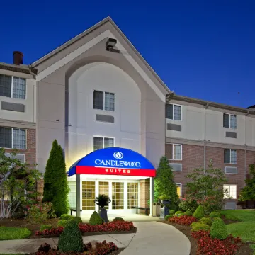Candlewood Suites LOUISVILLE AIRPORT by IHG Отели рядом с достопримечательностью «Сикс Флэгз Кентакки Кингдом»
