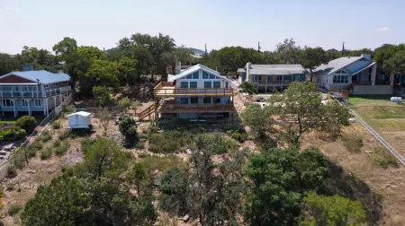 Waterfront Lake House with Hot Tub & Firepit Отели рядом с достопримечательностью «Cranes Mill Marina»