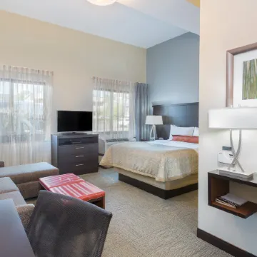 Staybridge Suites SEATTLE - FREMONT by IHG Отели рядом с достопримечательностью «Куин-Анна»