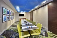 Holiday Inn Express & Suites GRAND RAPIDS - AIRPORT NORTH by IHG