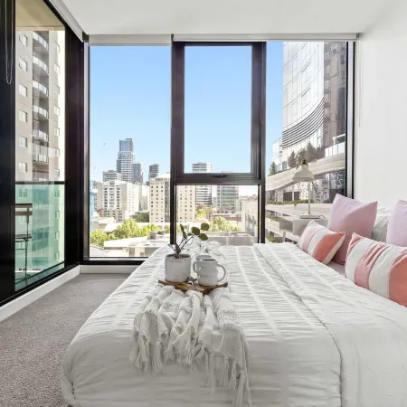Chic City Views Modern Comfort Near Southern Cross