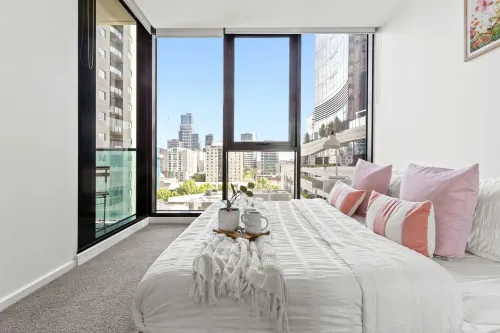 Chic City Views Modern Comfort Near Southern Cross - 2-نجوم