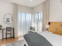Gorgeous 3-Bed House with Spacious Shared Backyard - Apartments