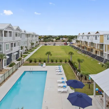 Luxury Beach Condo 5 Min Walk to Beach & Shops!