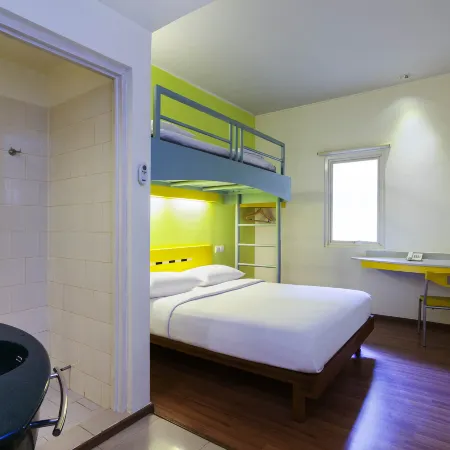Ibis Budget Jakarta Menteng Отели рядом с достопримечательностью «Посольство Египта»