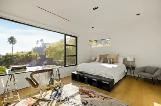 เบลฟาสต์ เอสเตท - มิดเซนจูรี พบกับ โมเดิร์น - วิลลาสุดหรูริมสระน้ำ