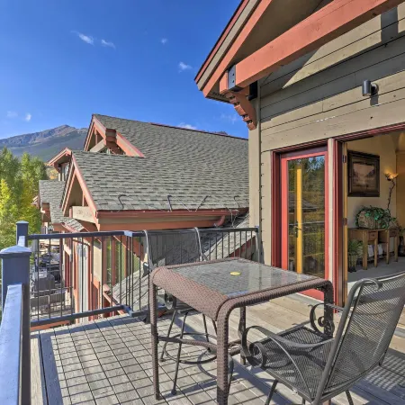 7 Mi to Copper Mtn: Condo w/ Deck & Stunning Views