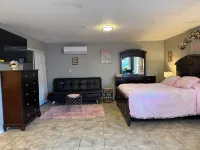 Chic Studio B w/private yard
