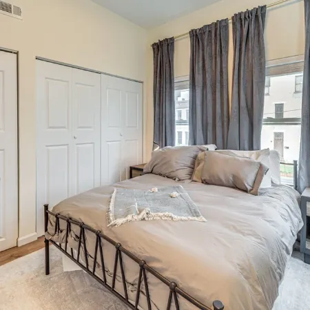 Chic Urban Retreat - Modern Design, Smart Fans, Stainless Kitchen